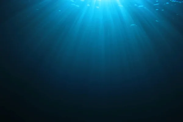 Głęboki Błękit Wody Oceanu Lśniącymi Promieniami Słońca — Zdjęcie stockowe