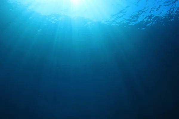 Agua Del Océano Azul Profundo Con Rayos Sol Brillantes —  Fotos de Stock