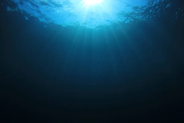Agua Del Océano Azul Profundo Con Rayos Sol Brillantes — Foto de Stock
