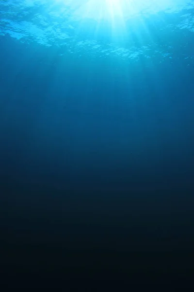 Hluboká Modrá Mořská Voda Zářícími Slunečními Paprsky — Stock fotografie