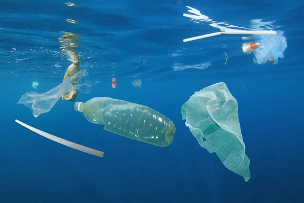 Erilaisia Muovijätettä Merivedessä Maailmanlaajuinen Saastuminen Katastrofi — kuvapankkivalokuva