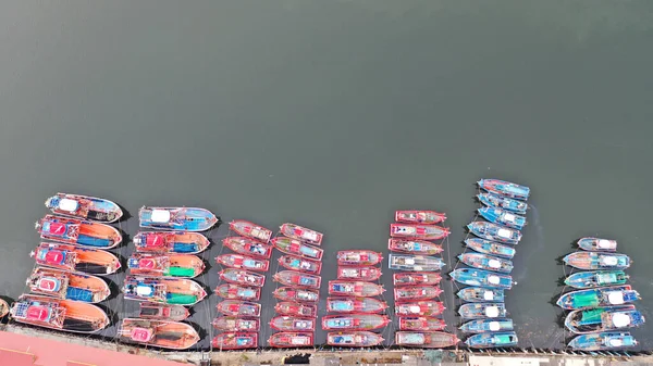 タイ王国の港で漁船 乱獲は大きな環境問題です これは艦隊の規模を示しています アンダマン海のクラ — ストック写真
