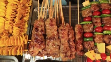Kebaplar. Asya 'daki markette ızgara et ve sebzeler satay satar.