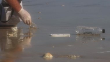 PHUKET, THAILAND - 12 Nisan 2020: plaj temizliği. Plastik şişeleri, çantaları, bardakları ve diğer kirliliği topluyoruz. Çevre temizliği