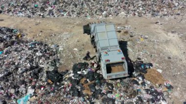 Plastik kirliliği çevre sorunu. Güneydoğu Asya 'da geri dönüşüme uğramamış çöplerle dolu bir çöplük. Hava aracı videosu