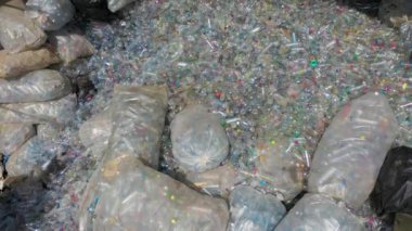 Plastik şişeler geri dönüşüm için birikmiş