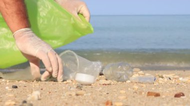 PHUKET, THAILAND - 12 Nisan 2020: plaj temizliği. Plastik şişeleri, çantaları, bardakları ve diğer kirliliği topluyoruz. Çevre temizliği