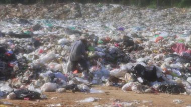 TAKUAPA, THAILAND - 09 Nisan 2020: yoksulluk ve kirlilik. Zavallı yaşlı adam geri dönüşüm için çöpleri karıştırıyor.