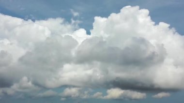 Bulutlar. Mavi gökyüzünde hareket eden bulutların hızlandırılmış videosu