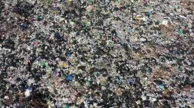 Plastik kirliliği çevre sorunu. Güneydoğu Asya 'da geri dönüşüme uğramamış çöplerle dolu bir çöplük. Hava aracı videosu