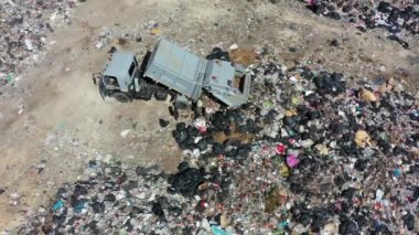 Plastik kirliliği çevre sorunu. Güneydoğu Asya 'da geri dönüşüme uğramamış çöplerle dolu bir çöplük. Hava aracı videosu