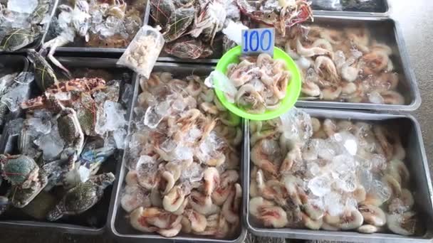 Φρέσκα Θαλασσινά Στην Αγορά Του Δρόμου Στην Ταϊλάνδη Γαρίδες Γαρίδες — Αρχείο Βίντεο
