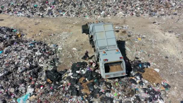 プラスチック汚染環境問題 リサイクルされていないゴミで満たされた東南アジアの埋め立て地 空中ドローンビデオ — ストック動画
