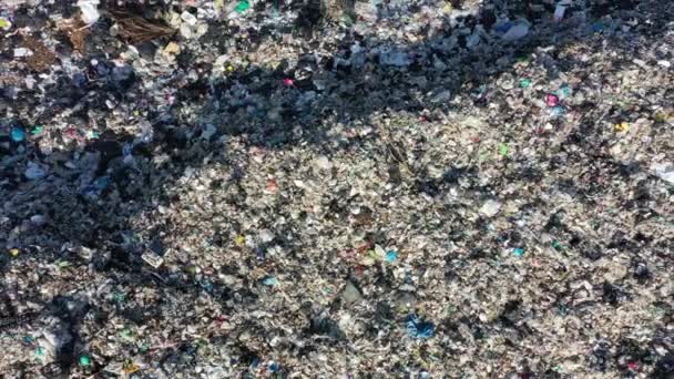 Pollution plastique problème environnemental. Une décharge en Asie du Sud-Est remplie de déchets qui ne sont pas recyclés. Vidéo du drone aérien 
