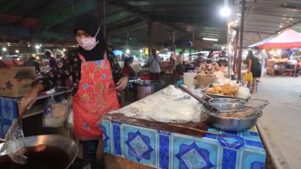 Khao Lak Thailand April 2020 Gece Pazarındaki Sokak Satıcısı Coronavirus — Stok video