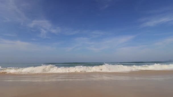 Imagens Câmera Lenta Ondas Suaves Mar Azul Calmo Praia Areia — Vídeo de Stock