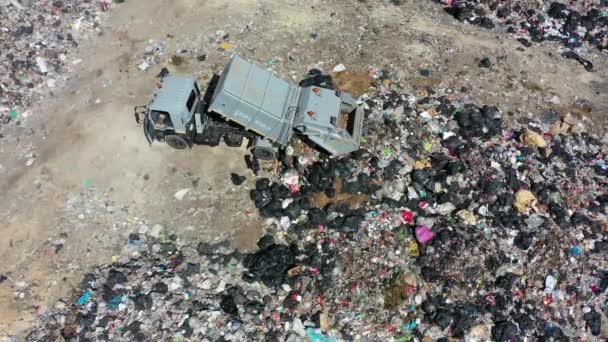 プラスチック汚染環境問題 リサイクルされていないゴミで満たされた東南アジアの埋め立て地 空中ドローンビデオ — ストック動画