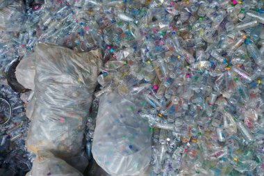 Plastik şişeler geri dönüşüm için birikmiş