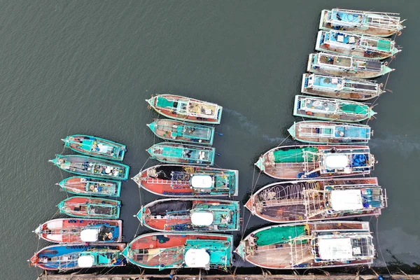 タイ王国の港で漁船 乱獲は大きな環境問題です これは艦隊の規模を示しています アンダマン海のクラ — ストック写真