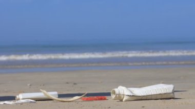 KUDAT, MALAYSIA - CIRCA HAZİRAN 2018: Plastik kirliliği çevre sorunu. Plastik şişeler, torbalar ve diğer çöpler sahile dökülüp okyanusa atıldı.