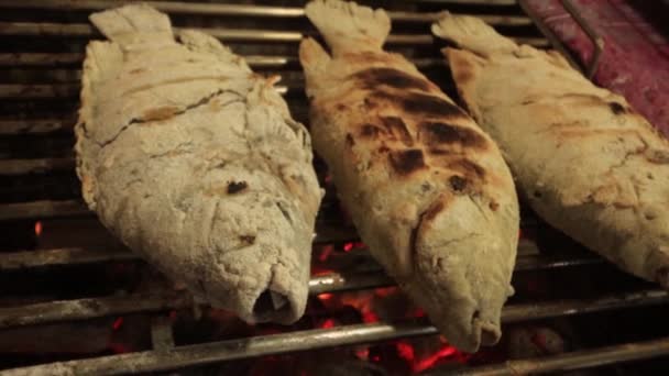 Риба Смажила Над Вогнем Традиційному Азійському Ринку Вулиць — стокове відео