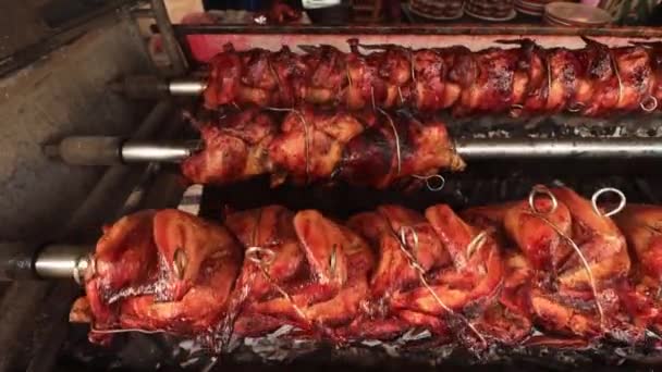 Rotisserie Całe Kurczaki Gotowane Węglu — Wideo stockowe
