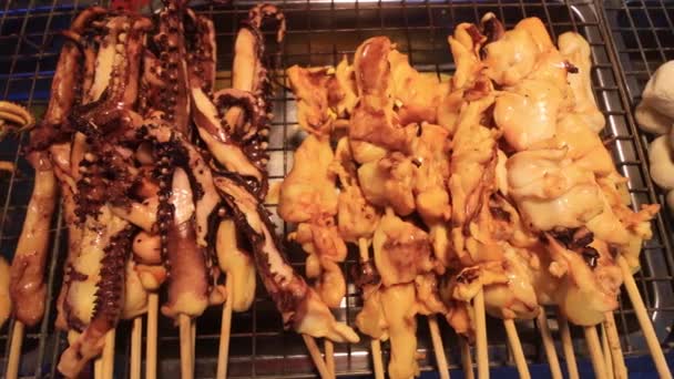 Gegrilde Zeevruchten Straatmarkt Azië Octopus Inktvis Vis — Stockvideo