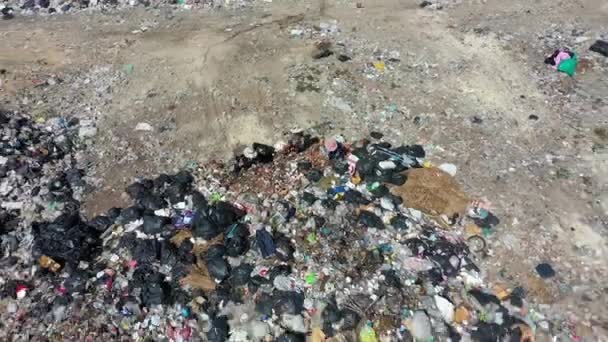 プラスチック汚染環境問題 リサイクルされていないゴミで満たされた東南アジアの埋め立て地 空中ドローンビデオ — ストック動画