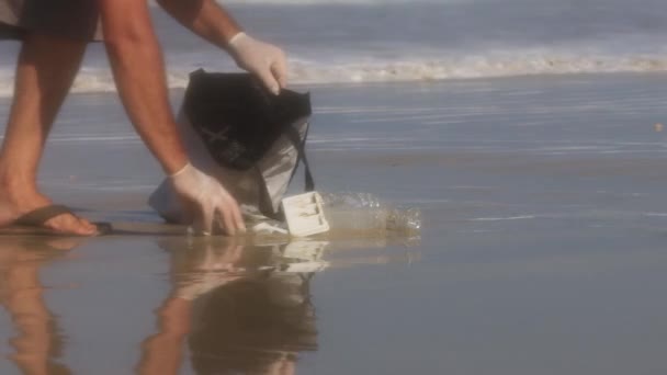 Phuket Tailandia Abril 2020 Limpieza Playa Recoger Botellas Plástico Bolsas — Vídeos de Stock