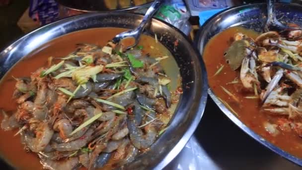 Azjatyckie Jedzenie Nocnym Targu Owoce Morza Curry Krabami Kalmary Krewetki — Wideo stockowe