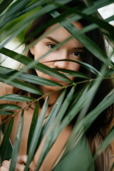 Junge Frau mit charmantem Blick im Wald — Stockfoto
