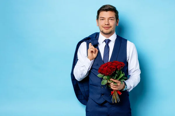 Portret van jonge Kaukasische man met bloemen geïsoleerd — Stockfoto