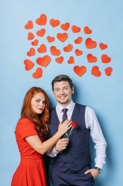 Mavi arka planda izole edilmiş mutlu çift