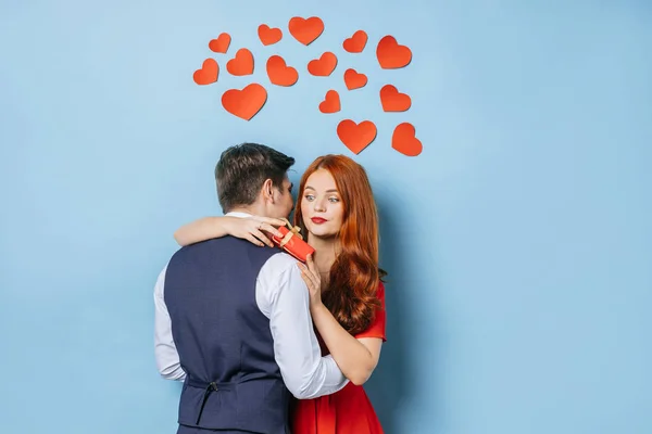 Счастливая кавказская пара влюбленная на голубом фоне — стоковое фото
