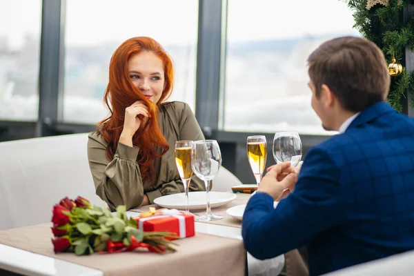 レストランで聖人のバレンタインデーを祝う若い白人カップル — ストック写真