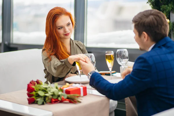 美しい白人のカップルが一緒に幸せレストランで時間を過ごす — ストック写真