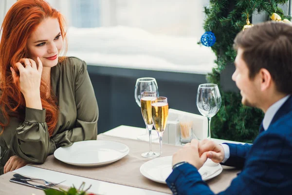 Мила приваблива леді сидить з чоловіком в ресторані, на побаченні — стокове фото