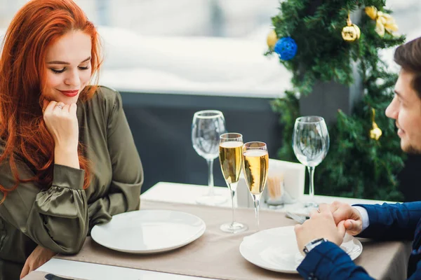 Beautiful caucasian couple happy together, spend time in restaurant — Stock Photo, Image