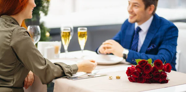 レストランでバレンタインデーを祝う美しいカップル — ストック写真