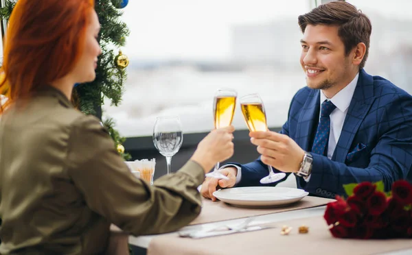 Happy caucasian couple celebrating in restaurant — 스톡 사진