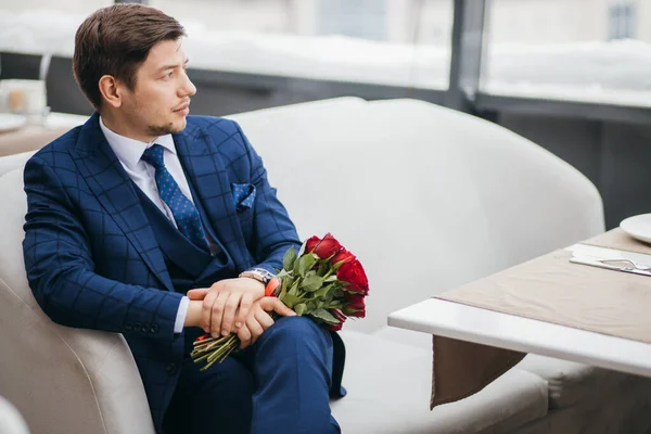 Giovane uomo caucasico sedersi in attesa di fidanzata nel ristorante — Foto Stock