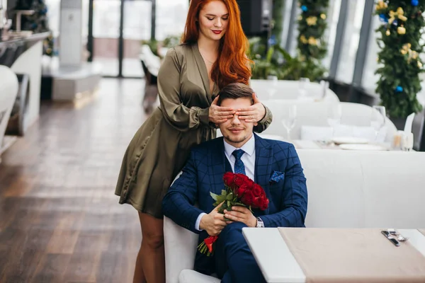 Vonzó hölgy ruhában gyere el egy randira elegáns férfi — Stock Fotó