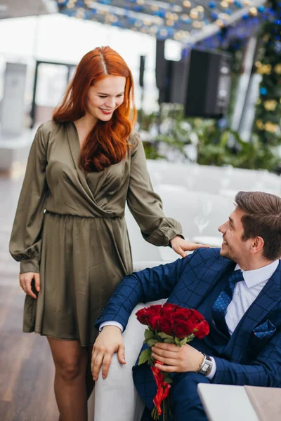 Elegante hombre caucásico en esmoquin y dama pelirroja en vestido — Foto de Stock