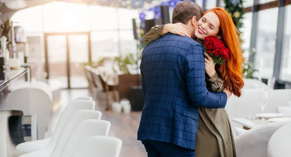 Cita romántica de pareja joven caucásica — Foto de Stock