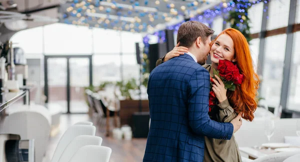 Elegante hombre caucásico en esmoquin y dama pelirroja en vestido — Foto de Stock