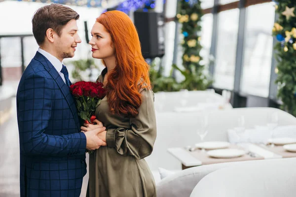 Amor romántico. pareja caucásica en una cita — Foto de Stock