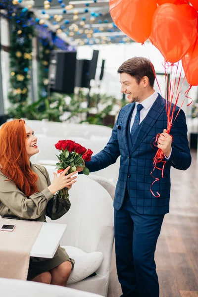 Mooie roodharige dame en knappe jongen op een date — Stockfoto
