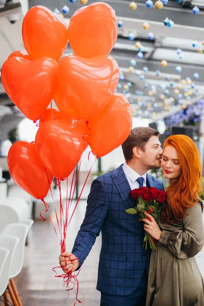 Elegant caucasian man in tuxedo and redhaired lady in dress — 스톡 사진