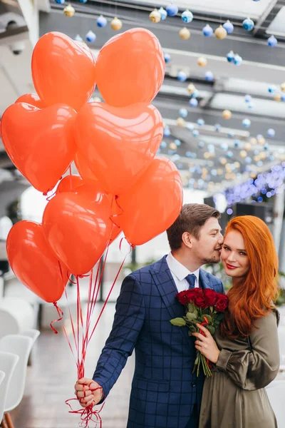 Gorgeous guy in tux and redhaired lady in dress on a date — 스톡 사진