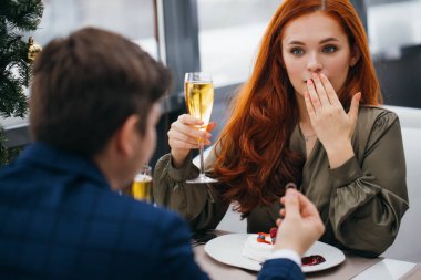 Bir erkekle randevuya çıkan sürpriz bir kadın.